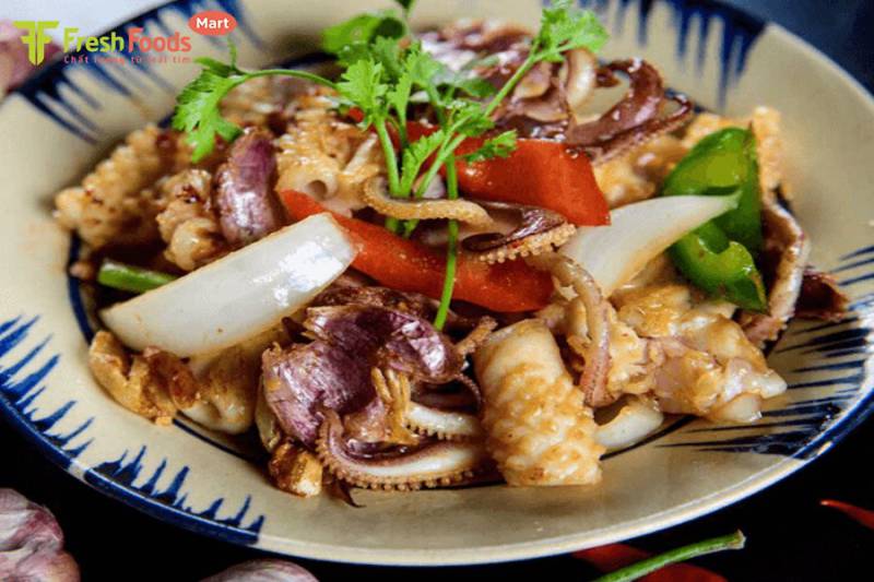 4. Thưởng Thức Món Mực Xào Hành Tây